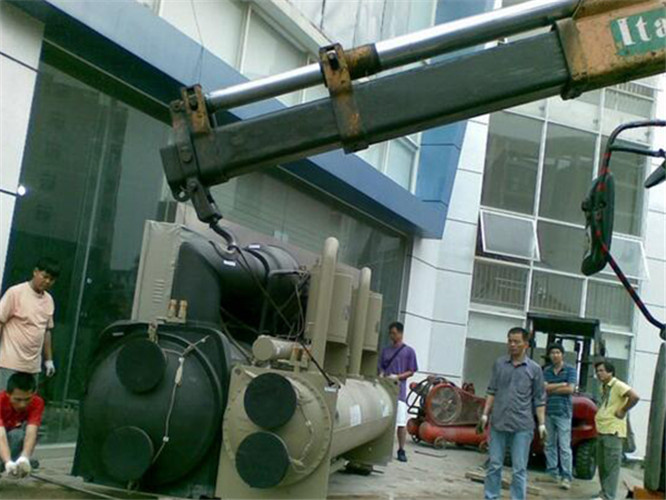 大悟县随车吊和汽车吊的核心区别是什么？哪种更省钱？