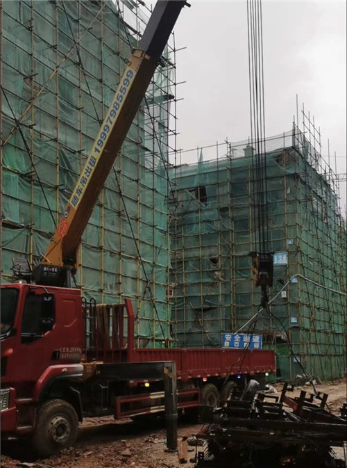 大悟县“慢工细活”—— 吊车的 “微动控制” 技术